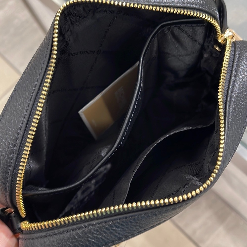 MICHAEL KORS JET SET LARGE EAST WEST ZIP POCKET CHAIN XBODY BLACK
NWT - Picture 9 of 16